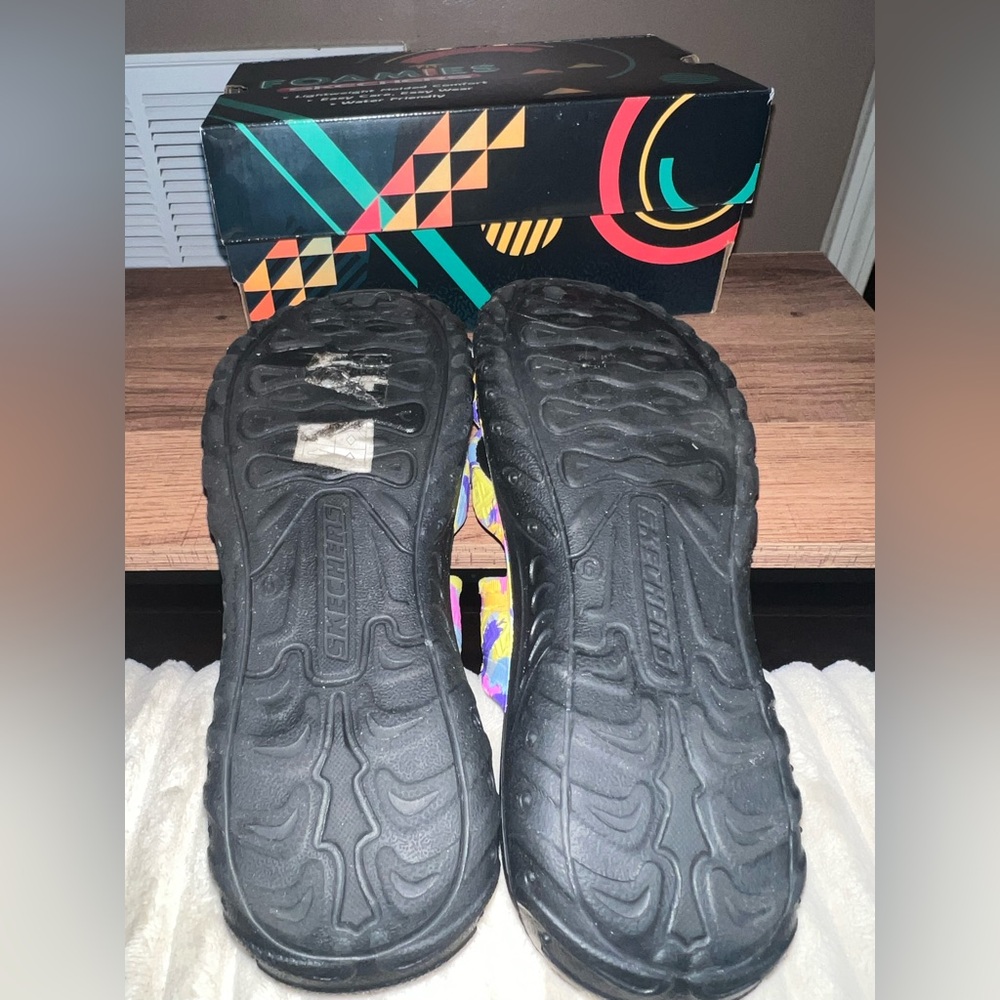 Skechers Vibrant Patterned Sandals - Picture 4 of 4